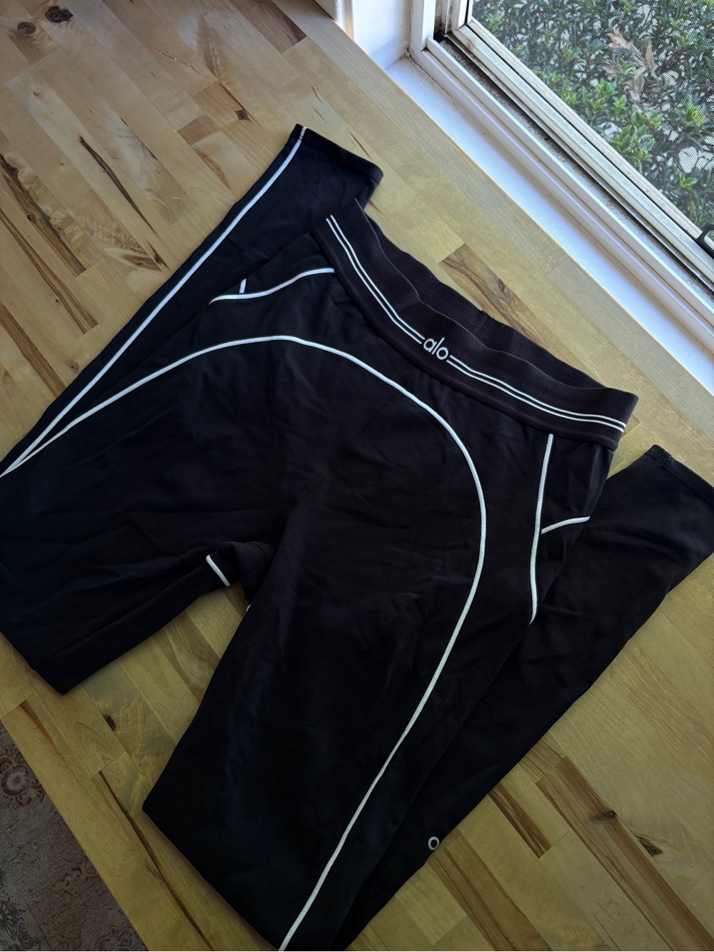 ALO Yoga Black Leggings with White Piping - Picture 2 of 9